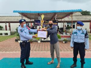 Bagikan Piala Bergilir, Kalapas Kelas IIA Tanjungpinang Adakan Perlombaan Blok Terbersih Setiap Bulan