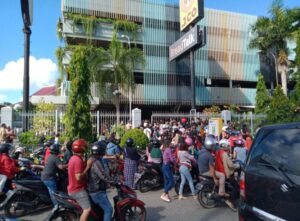 Warga Berkerumun di Mega Mall, Berharap Bisa Divaksin