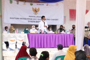 Wako Batam Salurkan Beras PPKM dari Pemerintah Pusat untuk Masyarakat Batu Aji dan Nongsa