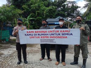 Satbrimob Polda Kepri Lakukan Penyemprotan Disinfektan di Tiban Koperasi