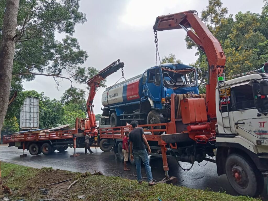 Laka Tunggal di Baloi Kolam, Truk Tangki Minyak Tabrak Pohon