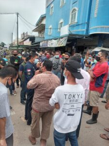 Petugas Posko PPKM Darurat Tutup Pintu Masuk Pasar di Tiban Center, Puluhan Pedagang Unjuk Rasa