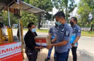 Satresnarkoba Polresta Barelang Bagikan Paket Sembako untuk Masyarakat Terdampak Covid-19