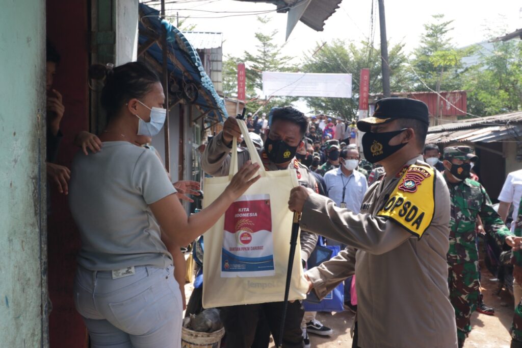 Polda Kepri Bagikan 200 Paket Sembako di Kampung Belian Batam Center