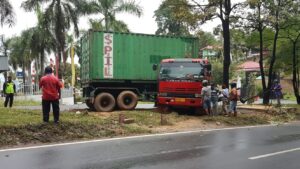 Truk Kontainer Tabrak Pohon di Depan Markas Kodim 0316/Batam