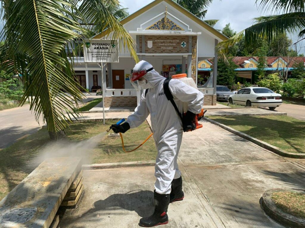 Satsamapta Polresta Barelang Semprot Disinfektan di Puri Legenda