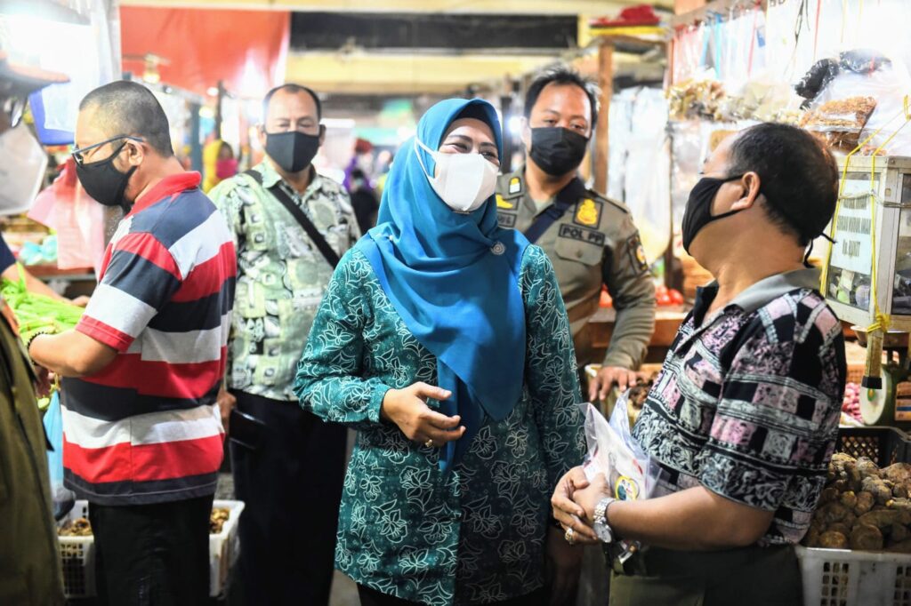 Sebar 20.000 Masker, Dewi Ansar Ajak Disiplin Prokes