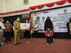 Serahkan Bansos COVID-19, Gubernur Ansar: Pemprov akan Terus Memperhatikan Masyarakat