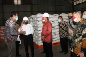 Kunker ke Kepri, Menko PMK Pastikan Beras Bansos yang Disalurkan Layak di Konsumsi