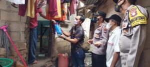 Polsek Lubuk Baja Salurkan Bansos Kepada Masyarakat Terdampak PPKM