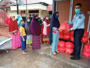 Imigrasi Batam Bagikan 150 Paket Sembako Untuk Masyarakat