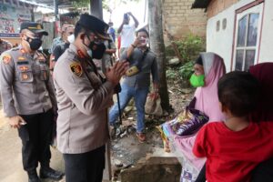 Polsek Lubuk Baja Bagikan Sembako dan Masker Kepada Masyarakat Bukit Timur Tanjung Uma