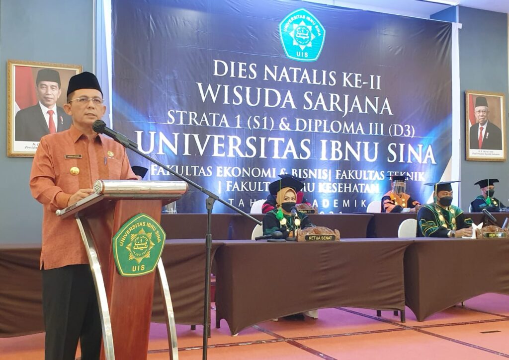 Gubernur Ansar Hadiri Dies Natalis dan Sidang Senat Terbuka Universitas Ibnu Sina