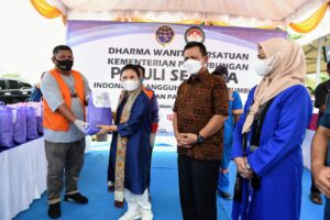 Hadiri Pembagian Sembako DWP Kemenhub, Gubernur Ansar: Semoga Tali Kasih ini Meringankan Beban Pekerja di Pelabuhan