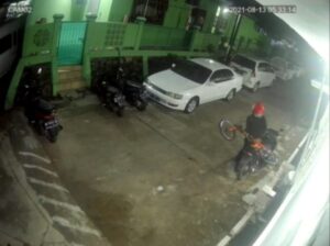 Curi Sepeda, Aksi Pria di Batam ini Terekam Kamera CCTv