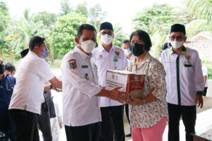 Gubernur Ansar Serahkan Bantuan Paket Logistik