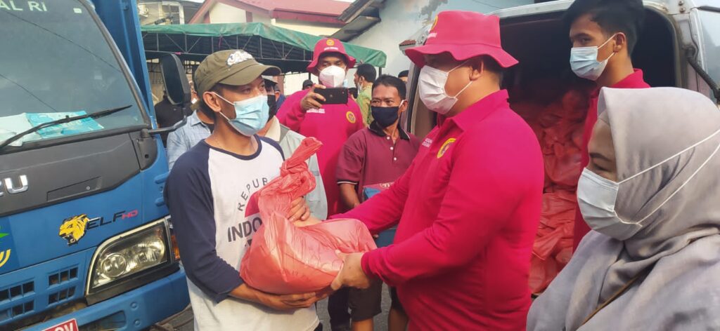 Kabinda Kepri Serahkan Ratusan Paket Sembako Kepada Warga Korban Kebakaran di Baloi Indah