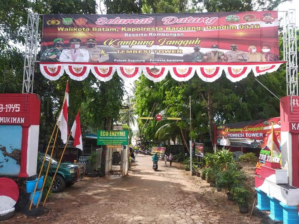 Antusias Sambut Kedatangan Presiden Jokowi, Sejumlah Anak Sekolah di Tembesi Tower Ingin Menyampaikan Aspirasi