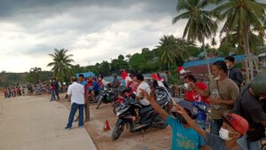 Antusias Warga Simpang Barelang Sambut Kedatangan Presiden Jokowi