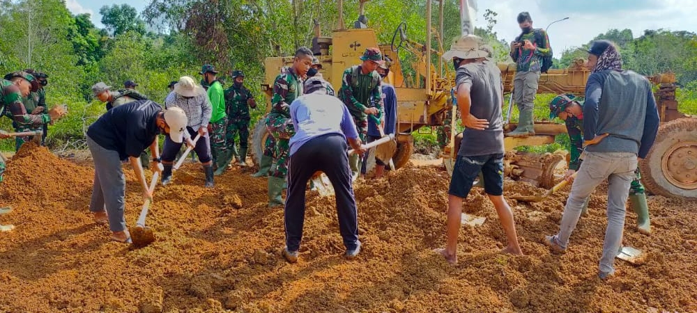 Diguyur hujan, semangat warga Teluk Air Tetap Tinggi Bantu Satgas TMMD