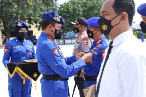 Kabaharkam Polri Berikan Piagam Penghargaan Kepada Jajarannya dan Dirut PT Jasa Raharja