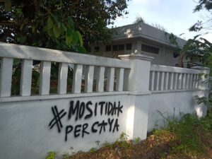 Tulisan Hastag Mosi Tidak Percaya Pada Gedung DPRD Batam, Apa Maksudnya?