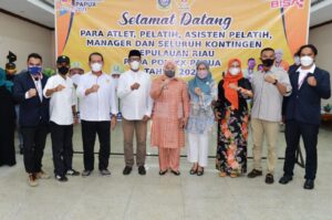 Wagub Marlin Sambut Kedatangan Kontingen Kepri Pada PON XX di Papua