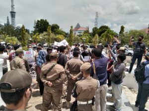 Unjuk Rasa WN Afghanistan di DPRD Batam Nyaris Ricuh