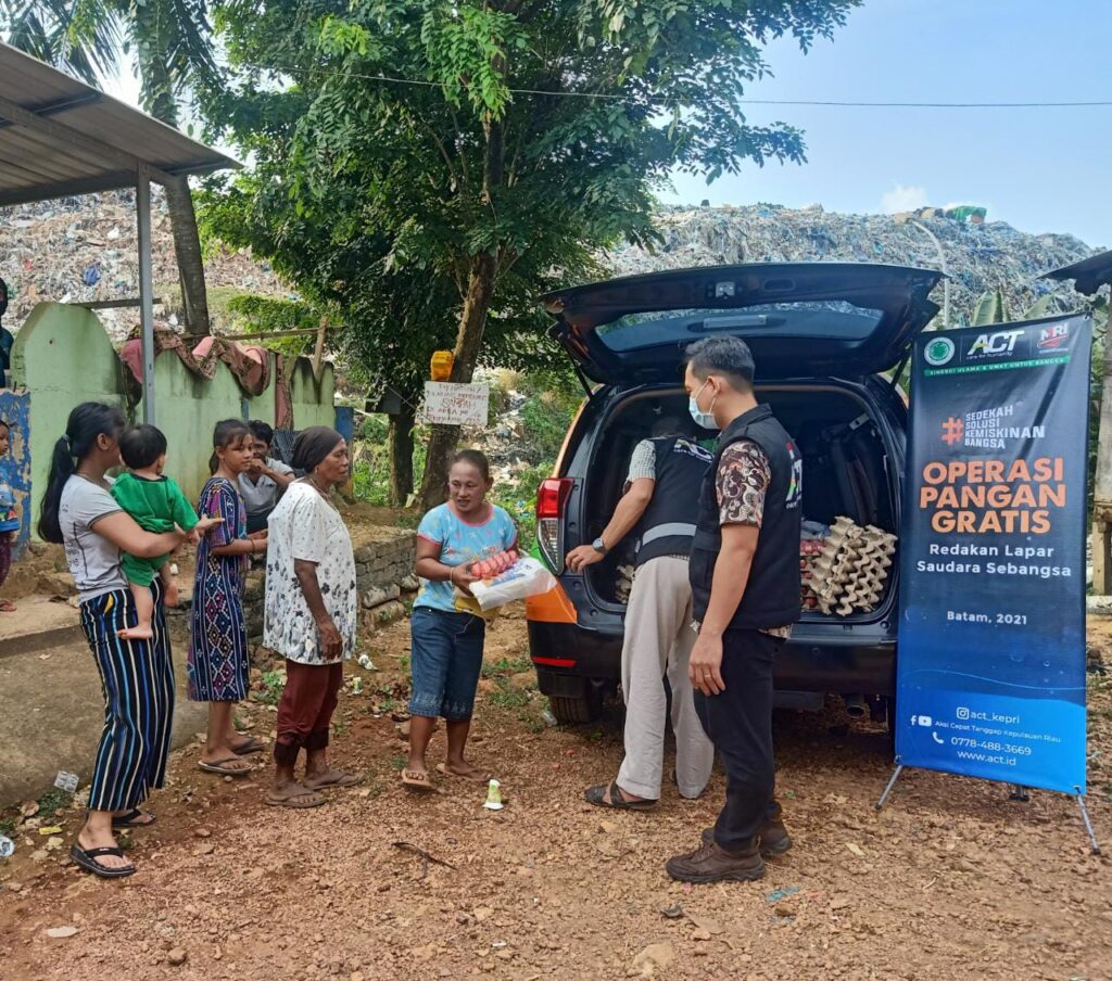 ACT Distribusikan Puluhan Paket Pangan untuk Warga Ruli TPA Punggur.