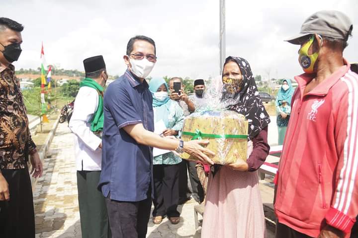 Wawako Batam Salurkan Sembako untuk Warga Terdampak Banjir di Nongsa