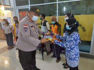 Polsek KKP Batam Salurkan Paket Sembako Kepada Porter Pelabuhan Domestik Telaga Punggur