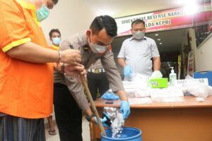 Polda Kepri Musnahkan 1,1 Kg Sabu dan Ratusan Butir Pil Ekstasi