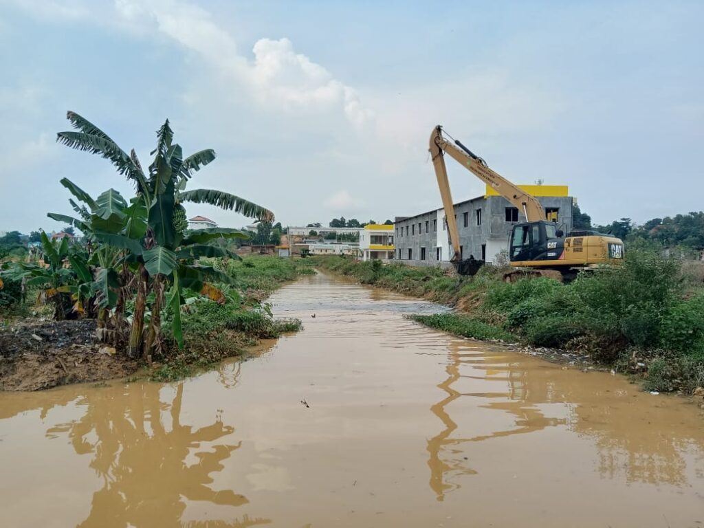 Pemerintah Keruk Sampah dan Lumpur Parit Kavling Baru Bida Kabil