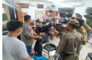 Pengaruh Alkohol dan Pil Koplo, Dua Pemuda di Batam Coret Dinding Terowongan Pelita Batam