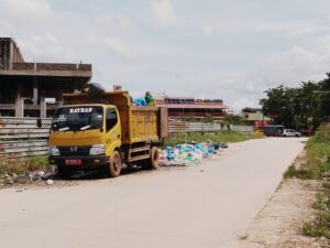 Petugas DLH Angkut Sampah di Jalan Raya Dekat Polsek Bengkong