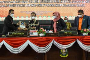 Gubernur Sampaikan Nota Keuangan dan Ranperda APBD Kepri Tahun 2022