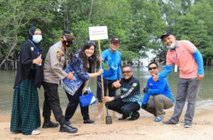 Peserta Astindo JoyBike Tanam Mangrove di Destinasi Wisata