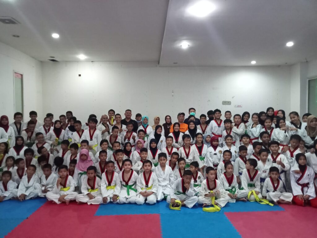 Pengkot TI Kota Batam Naikan Sabuk 80 Peserta Didik Bigak Taekwondo Club