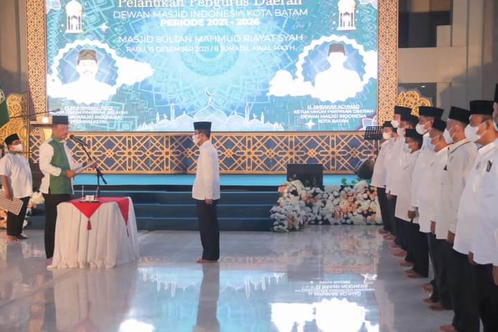 Lantik Amsakar Sebagai Ketua DMI Kota Batam, Rudi: Makmurkan Masjid, Turut Wujudkan Batam Yang Modern dan Madani