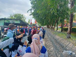 Hari Ke-2 Demo Buruh di Graha Kepri Disambut Kawat Berduri