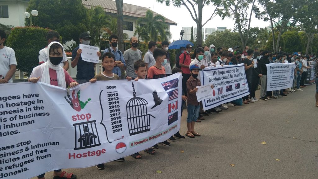 Belasan Anak WN Afganistan Turut Berdemo Bersama Orang Tuanya di Batam