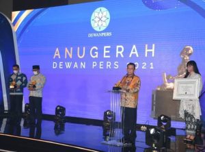 Gubernur Ansar Terima Penghargaan Anugerah dari Dewan Pers