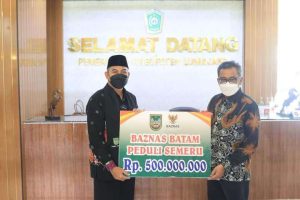 Sekda Jefridin Serahkan Bantuan Rp500 Juta dari Batam untuk Korban Semeru