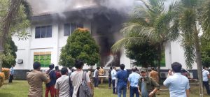 Breaking News, Gedung DPRD Batam Terbakar