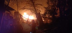 Sebuah Rumah Liar di Belakang Holland Bakery Batam Center Terbakar