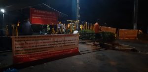 Fasum Rusak Akibat Proyek Pembangunan SUTT 150 KV, Warga Bandara Mas Tutup Jalan Pakai Portal
