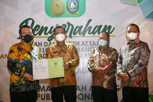 Gubernur Ansar Serahkan Sertifikat Lahan kepada Ketua MA H.M. Syarifuddin untuk Bangun PTA dan PT di Kepri