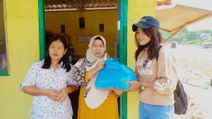 Tak Pernah Diperhatikan Pemko Batam, Warga Ruli Hupseng Batam Center Terharu Dapat Paket Sembako dari Bataminfo Media Grup