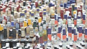 Bea Cukai Kepri Gagalkan Penyelundupan 11.655 Botol Miras di Perairan Bintan