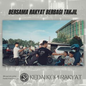 Berkah Ramadan, Kedai Kopi Rakyat Bagikan Ratusan Takjil ke Pengendara